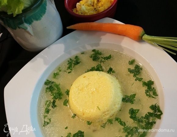 При подаче с омлетом выложить его в тарелку, тарелку заполнить бульоном и посыпать петрушкой.