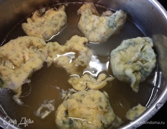 Бульон готов. Из него нужно вынуть все овощи и куриные части. Берем тесто ложкой и опускаем в горячий бульон. Второй ложкой снимаем тесто в бульон. Клецки варятся 2–3 минуты.