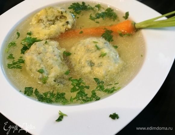 Готовые клецки разложить по тарелкам, в каждую так же добавить по кусочку курятины, залить бульоном и посыпать петрушкой.