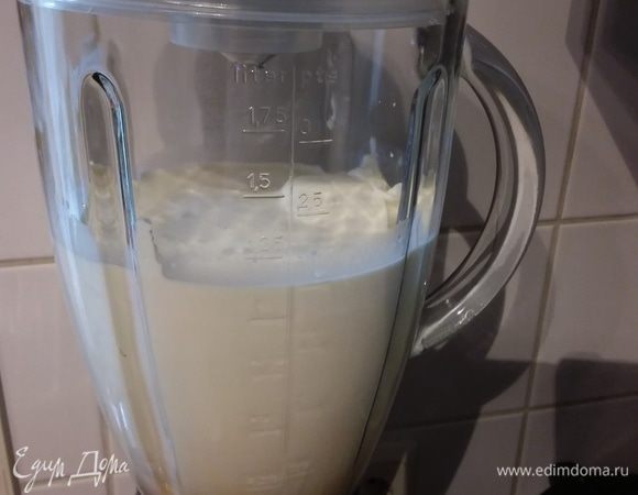 Для приготовления мороженого понадобится блендер или обычный венчик. В блендер сложить все ингредиенты, кроме шоколадного соуса. Взбить до однородной консистенции. Я заменила сахарную пудру на сироп агавы. Говорят, что положительно влияет на минимизацию кристализации инвертный сироп, если он у вас есть, то самое время его использовать вместо сахарной пудры в качестве подсластителя.