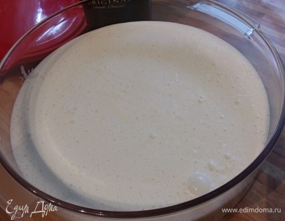 Перелить массу в емкость для замерзания. Ну а если у вас есть мороженица, то прямо в нее. Отправить в морозилку, каждый час тщательно перемешивать, чтобы избежать кристализации.