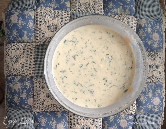 В глубокую миску влить немного подогретое молоко ТМ «Углече Поле», добавить яйца, сахар и соль, перемешать. Всыпать просеянную муку и разрыхлитель, перемешать. Добавить растительное масло, перемешать.