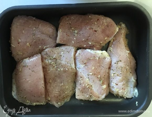 Смешиваем оливковое масло, натертый на мелкой терке чеснок, смесь итальянских трав, перец чили, соль и черный перец. Режем индейку на 6 кусков одной толщины. Хорошо натираем грудку этой смесью и убираем в сторону на 10–15 минут.