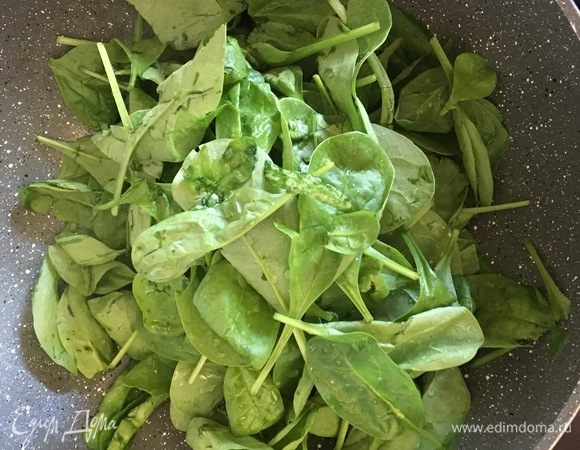Разогреваем 1 ст. л. оливкового масла, добавляем шпинат и пассеруем до мягкого состояния.