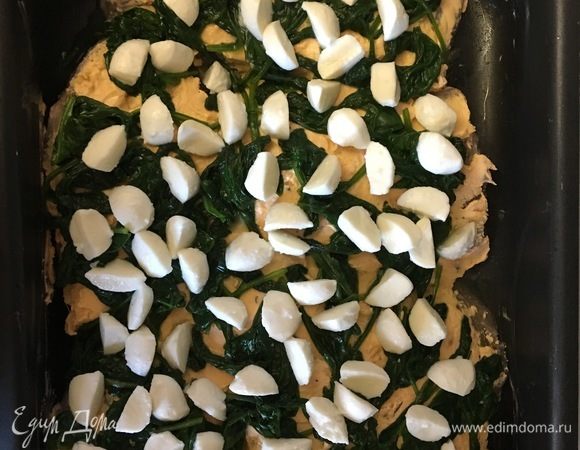 На грудку выложить крем-чиз, затем шпинат, верхним слоем — мелко нарезанную моцареллу. Отправляем в духовку на 35–40 минут.