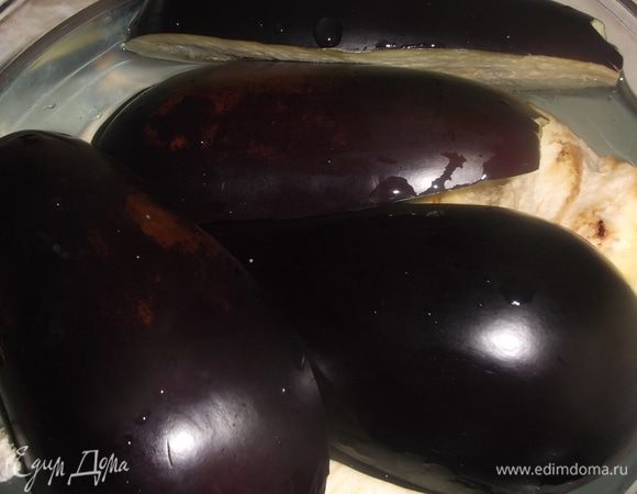 Баклажаны разрезать вдоль, замочить в соленой воде на 30 минут.