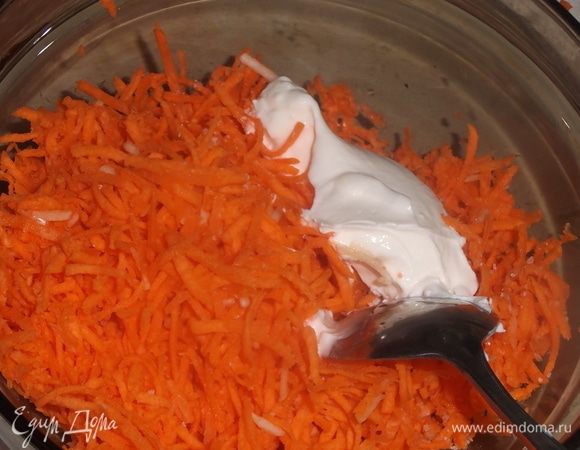 Морковь с чесноком натереть на мелкой терке, посолить, смешать со сметаной.