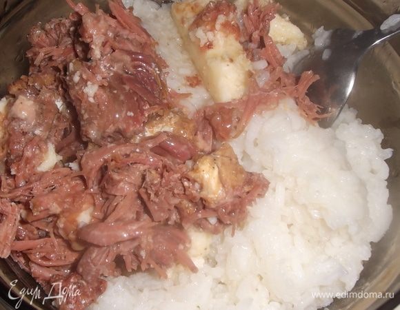 Отварить рис, смешать с тушенкой.