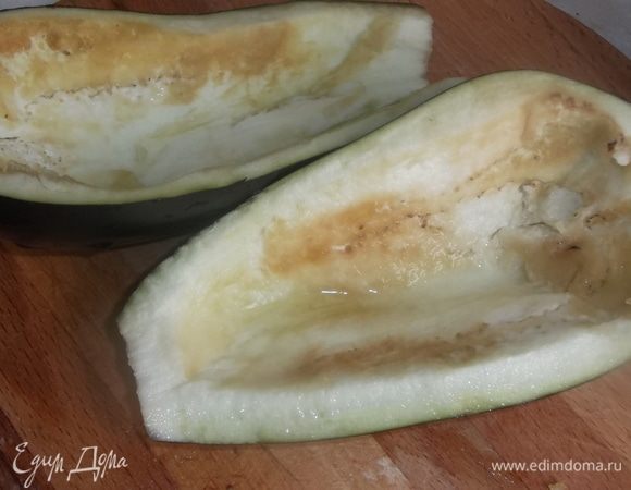 Сердцевину у баклажан вычистить. Мелко нарубить, смешать с рисом.