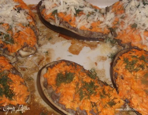 Запекать 40 минут в духовке при 200°C. Затем выложить на баклажаны измельченный укроп и натертый сыр.