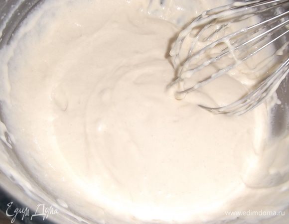 Приготовить тесто. Кефир смешать с яйцом, солью, сахаром, содой, мукой и растительным маслом.