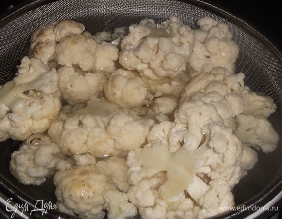 Соцветия капусты обварить в подсоленном кипятке до полуготовности, обдать холодной водой.