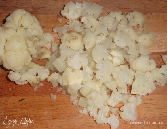 Измельчить капусту ножом.