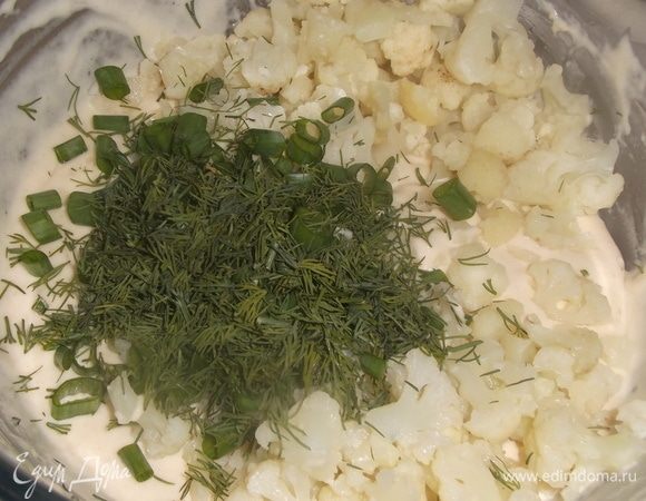 В тесто добавить капусту, зеленый лук и укроп.