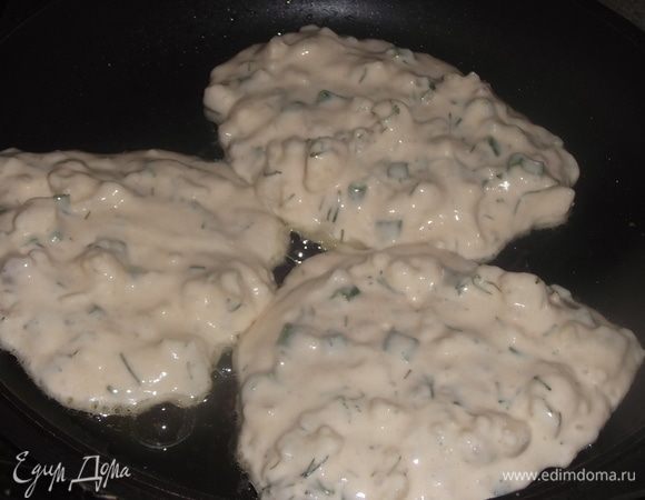 Выкладывать ложкой на раскаленную сковороду, смазанную растительным маслом.