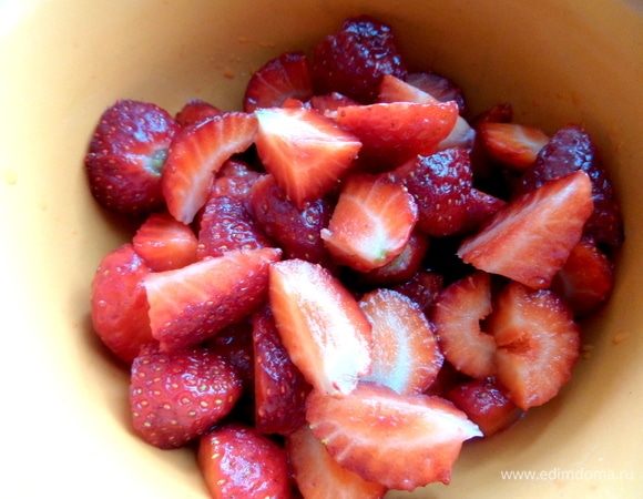 Клубнику очистить, разрезать.