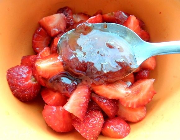 Добавить мед, у меня клубничное прошлогоднее варенье. В оригинале кленовый сироп. Сок лимона по желанию, если ягода не кислая.