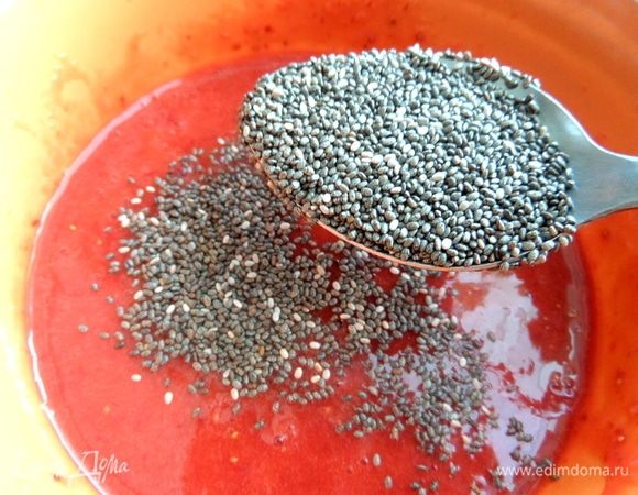 Всыпать семена чиа, размешать.