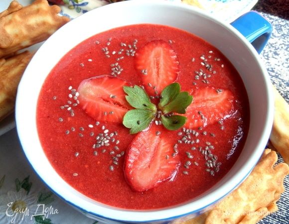 Супчик немного загустел. Украшаем чиа и половинками ягод.