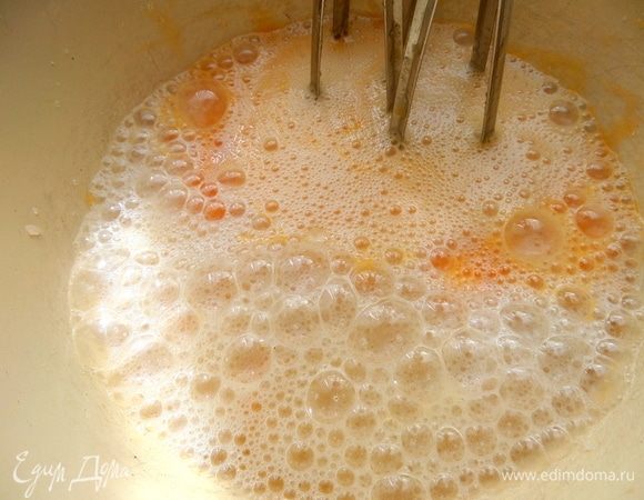 Взбить яйца с сахаром и ванилью.