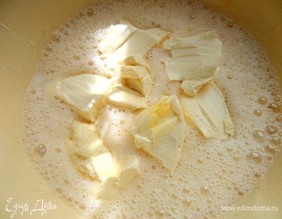 Добавить мягкий маргарин или масло.