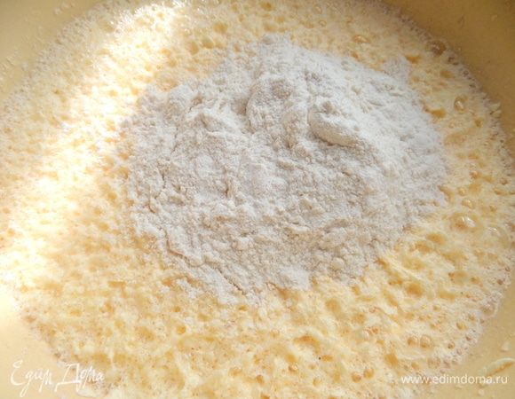 Всыпать муку.
