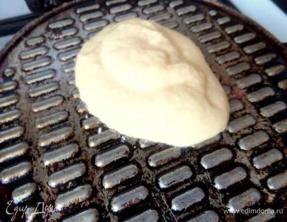 Раскалить с двух сторон вафельницу (я это делаю сразу одновременно с приготовлением теста), смазать кисточкой с двух сторон и в центр положить ложку теста.