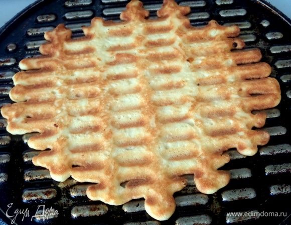 Прижать и жарить с двух сторонах. Мне нравятся вафли с неровными жареными крайчиками, но можно положить больше теста и получится ровный круг.