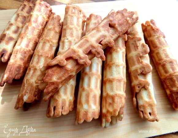 Сразу горячие свернуть трубочкой и прижать ножом на минуту.