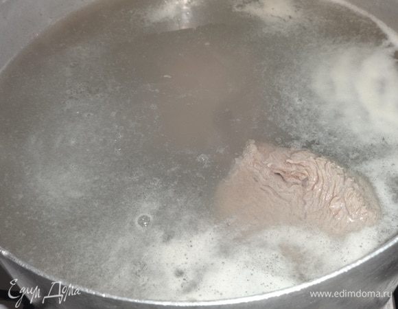 Мясо вымыть, обсушить. Воду вскипятить и в кипящую воду положить говядину. Снять пену.