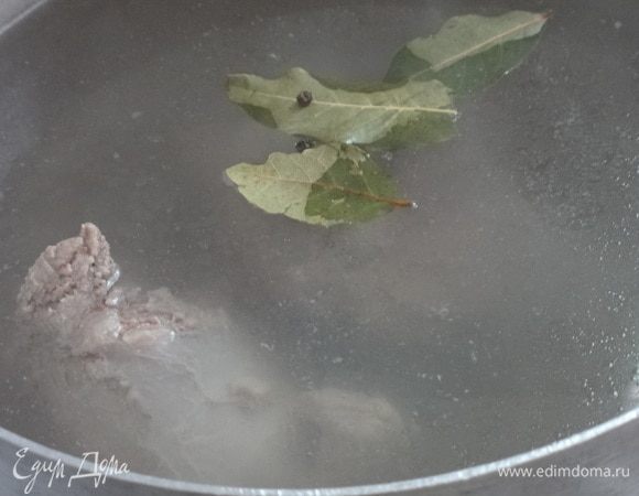 Положить в бульон перец горошком, лавровый лист. Убавить огонь и варить мясо до готовности, в середине варки посолить. У меня сварилось за 1,5 часа.