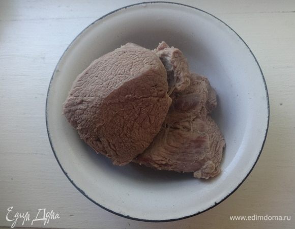 Говядину вынуть из бульона, остудить до комнатной температуры.