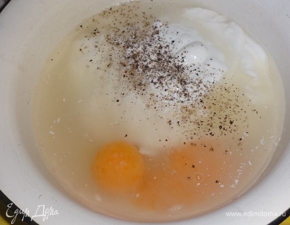 В миске соединить остуженный бульон, желтки, сметану, соль, перец, перемешать.