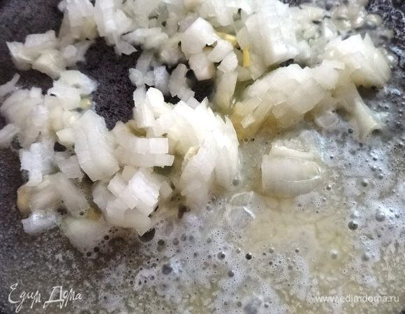 В сковороде растопить 1 ст. л. сливочного масла. Добавить нарезанный лук, обжарить 1–2 минуты.