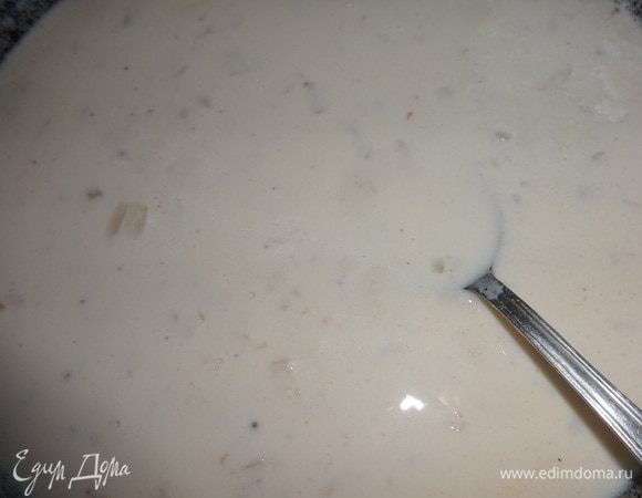 Влить в сковороду, жидкую составляющую соуса, перемешать, варить на медленном огне 5 минут.<br />
 