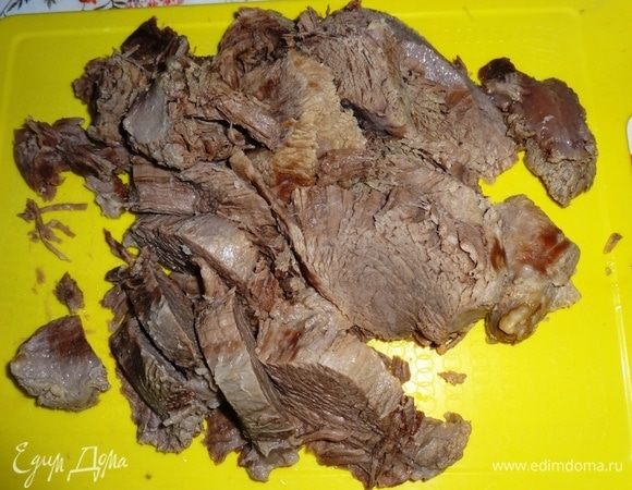 Остывшую говядину нарезать ломтиками.