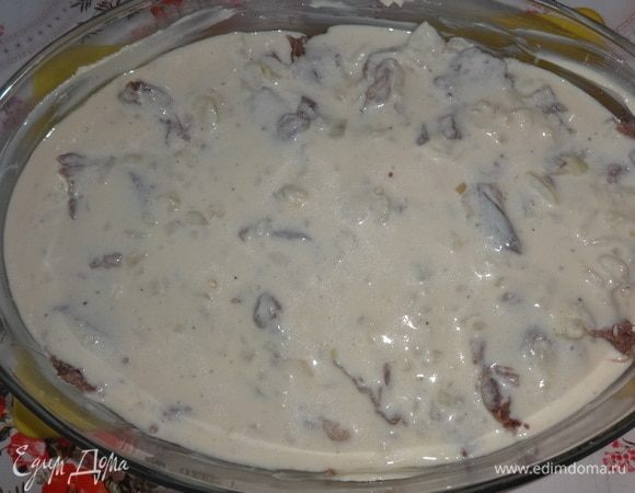 Форму для запекания смазать 0,5 ст. л. сливочного масла. Выложить ломтики говядины и залить соусом.