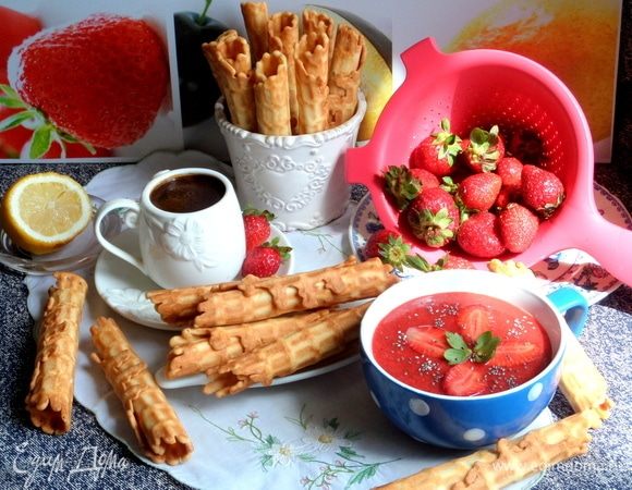 Вафли лучше хранить в открытой емкости, тогда они не потеряют свою хрустящесть. Супчик подаем сразу, при желании охладить.