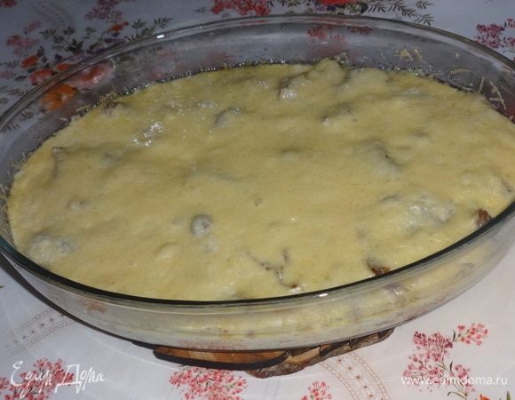 В книге написано, что надо поставить форму с мясом в разогретую до 220°C на 50 минут. Но мне показалось, что это опечатка. Зачем готовое мясо так долго держать в духовке и при такой высокой температуре? Я сделала по-своему: поставила форму с мясом в духовку на 20 минут при 200°C. Сыр расплавился и превратился в аппетитную корочку.