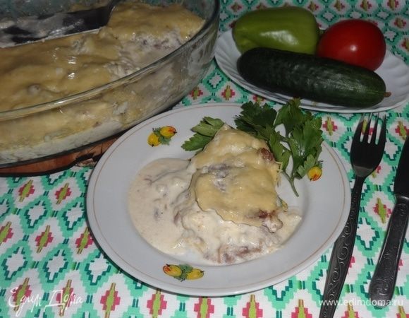 Говядина разварная с сыром готова. Подавать можно с картофельным или другим овощным пюре, вареным рисом, обязательно с салатом из свежих овощей. Приятного аппетита!