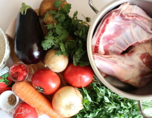 Приготовить все необходимое: овощи, курдючный жир, мясо. У меня здесь реберная часть и окорок молодого барашка. Хорошо подходит для блюда так же лопатка, грудинка. Вес в ингредиентах дан баранины с костями.