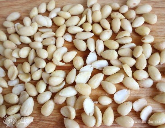 Миндаль поместить в кипящую воду на несколько минут, откинуть на дуршлаг, очистить от шелухи. Поджарить на сухой сковороде, измельчить с помощью блендера.