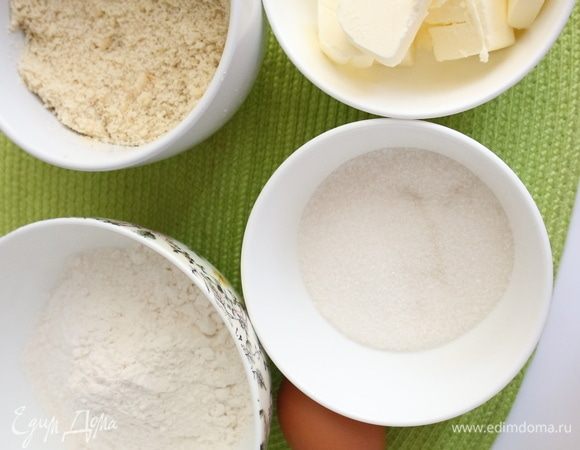 Приготовить все необходимое для теста. Охлажденное масло порезать кубиками и добавить в миску с мукой (пшеничной и миндальной) и солью. Добавить сахар.