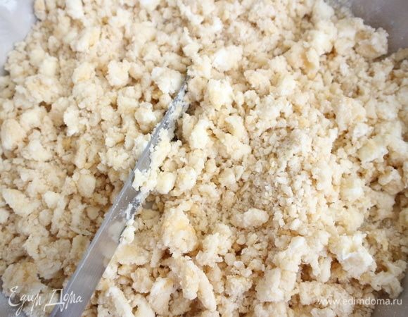 Добавить яйцо, перемешать. Порубить ножом в крошку.