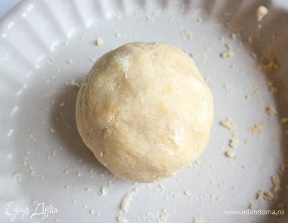 Скатать в шар, замотать пленкой, убрать в холодильник на 30–60 минут.