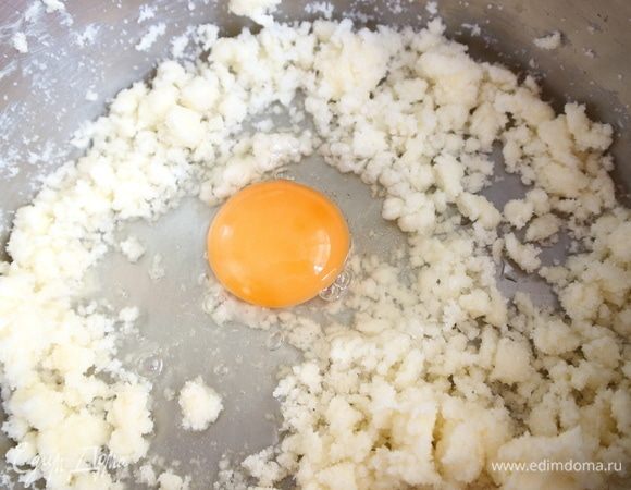Начинка. Ежевику разморозить, пропустить через сито в отдельную миску. Взбить масло с сахаром. Добавить сначала одно яйцо, перемешать.