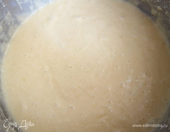 Добавить мягкий творог, перемешать миксером до однородного состояния.