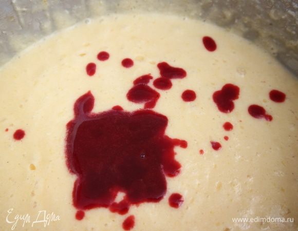 Добавить ежевичное пюре (1,25 ст. л., не больше, чтобы не потерять нужную консистенцию начинки).
