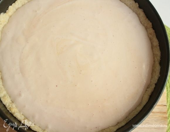 Поместить начинку на остывшее тесто, отправить пирог в разогретую предварительно духовку до 180°C на 60–65 минут. Через 40–45 минут после начала выпечки посыпать верх пирога миндальными лепестками и выпекать 20 минут. Дать пирогу немного остыть (до теплого состояния) в духовке.