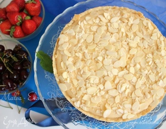 Вынуть пирог из духовки, дать остыть, пройтись ножом вдоль бортика, снять боковую часть формы.